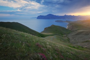 Deniz bahar bay. Dağdan görüntülemek. 