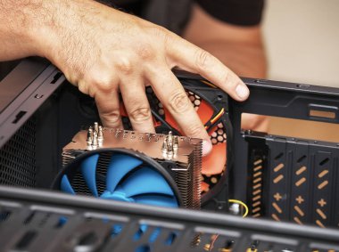 Bilgisayar teknisyeni bilgisayarın sistemi yükler. PC montaj