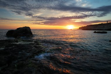 Güzel yaz, yatay, gün batımı, renkli gökyüzü ve deniz. Doğanın kompozisyon