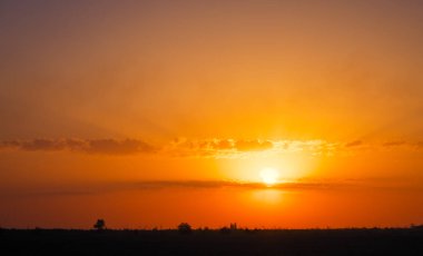 Güzel derin renkli gökyüzü günbatımı üzerinde bulutlar ile. Tatil Evenin için kavramı