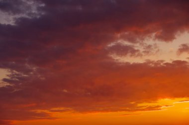 Ateşli, turuncu ve kırmızı renkler günbatımı gökyüzü arka plan olarak