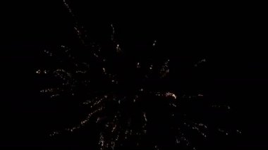 Renkli tatil gece havai fişekler. 4 k video alemi.