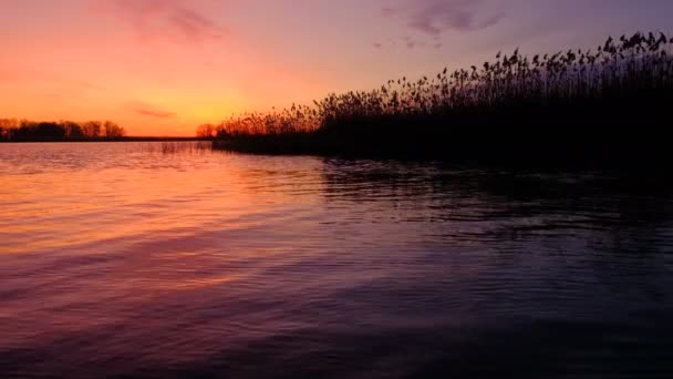 Apus Soare Colorat Deasupra Mării Cer Roşu Portocaliu Valuri Rapide — Videoclip de stoc