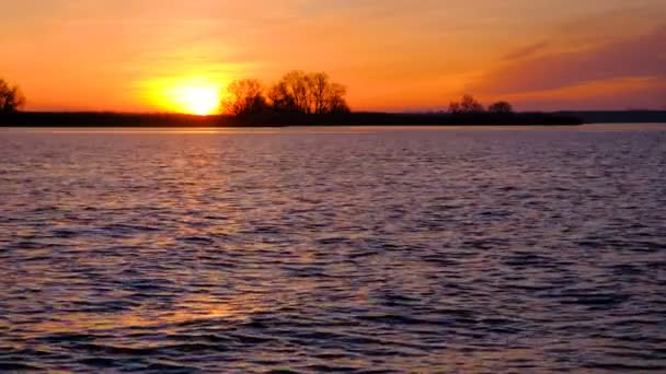 Pôr Sol Colorido Sobre Mar Céu Vermelho Laranja Ondas Rápidas — Vídeo de Stock