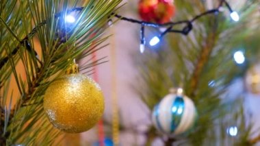 Noel ve yeni yıl dekorasyon. Asılı önemsiz şey kapatın. Soyut Bokeh tatil arka plan bulanık. Garland yanıp sönüyor. Pırıltı Noel ağacı ışıkları. Oyuncak Noel Baba