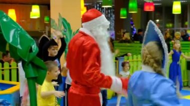 Energodar, Ukrayna - 29 Aralık 2017: çocuk kutlamak Noel ve yeni yıl eğleniyor anaokulu Noel ağacında yakınındaki tanıtımı Noel Baba ile dans