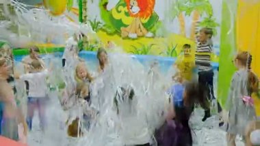 Energodar, Ukrayna - 29 Aralık 2017: çocuk Festivali. Noel Baba çalma konfeti ile küçük bir çocuk.
