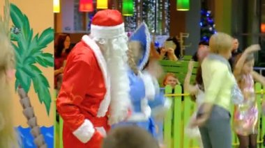 Energodar, Ukrayna - 29 Aralık 2017: çocuk kutlamak Noel ve yeni yıl eğleniyor anaokulu Noel ağacında yakınındaki tanıtımı Noel Baba ile dans