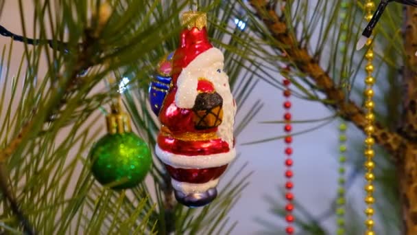 Різдвяні Новорічні Прикраси Висячі Дрібничка Крупним Планом Анотація Розмита Фоні — стокове відео