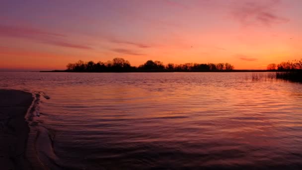 五颜六色的日落在海 红色和橙色的天空 快速波 — 图库视频影像