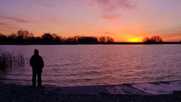 Vecchio Che Ammira Alba Sulla Spiaggia Bellissimo Tramonto Ardente Colorato — Video Stock