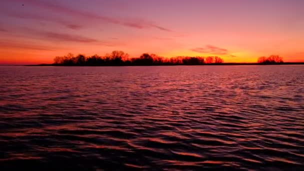 Färgsprakande Solnedgång Över Havet Röda Och Orange Himmel Snabba Vågor — Stockvideo