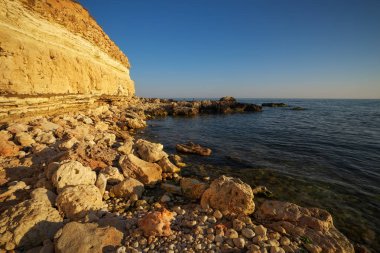 Deniz deniz ve kayalar ile. Kazak Bay. Sevastopol, Crimea