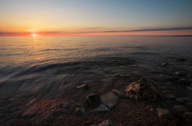 Okyanusun üzerinde güzel bir gün batımı. Denizde gün doğumu