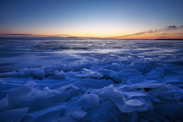 燃えるような夕焼けと凍った湖の美しい冬の風景 — ストック写真