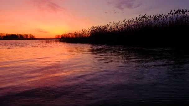 Apus Soare Colorat Deasupra Mării Cer Roşu Portocaliu Valuri Rapide — Videoclip de stoc