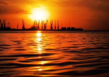 Ateşli günbatımı gökyüzü ve deniz ile güzel manzara. 