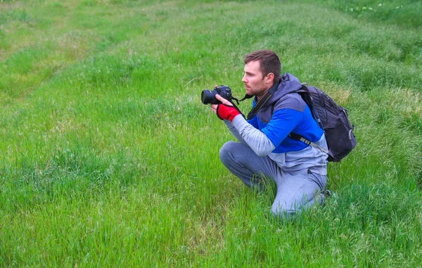 Fotograf tar bilder på gräset på våren — Stockfoto