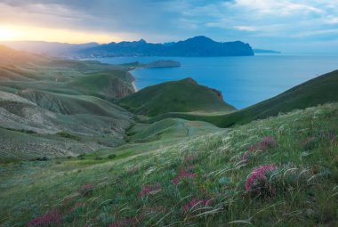 Sea Spring Körfezi. Dağın manzarası. Doğa bileşimi.
