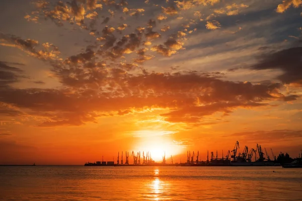 Mooi Landschap Met Vurige Avondrood Zee Haven Van Berdyansk Tijdens — Stockfoto