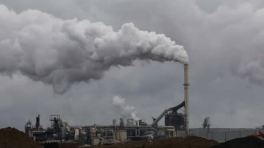 Atmosferik hava kirliliği endüstriyel duman şimdi. Boru çelik fabrikası. Kalın duman ve Buhar Mdf üretim.