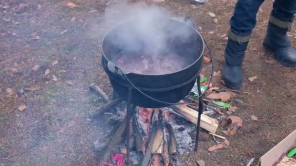 Vino Rimuginato Caldo Sul Grande Calderone Con Molti Pezzi Frutta — Video Stock