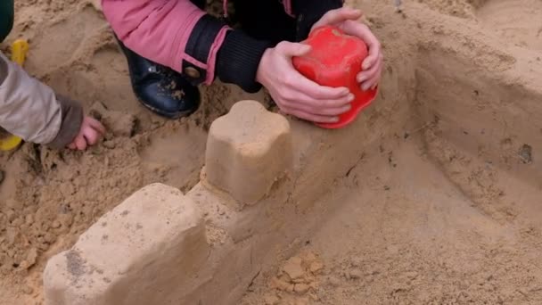 Девушка Играет Песком Дворе Строительство Песчаного Замка — стоковое видео