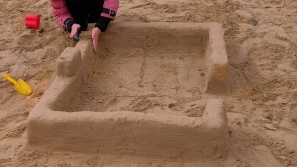 Девушка Играет Песком Дворе Строительство Песчаного Замка — стоковое видео