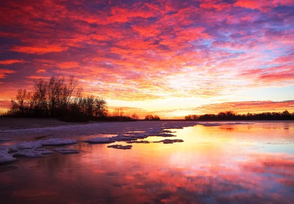 Schöne bunte Winterlandschaft mit gefrorenem See und Sonnenuntergang — Stockfoto