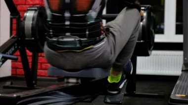 Bir spor salonunda ağırlık çekme