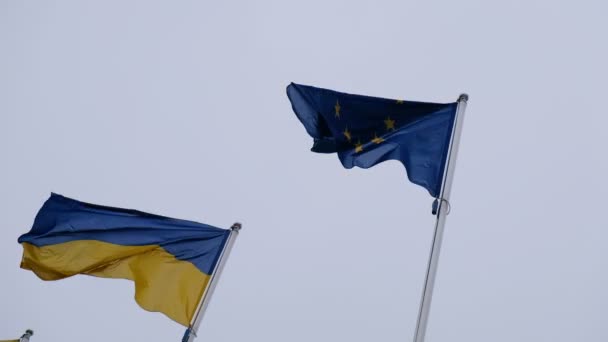 Bandera Ucrania Bandera Unión Europea Ondeando Sobre Fondo Cielo Lluvioso — Vídeos de Stock