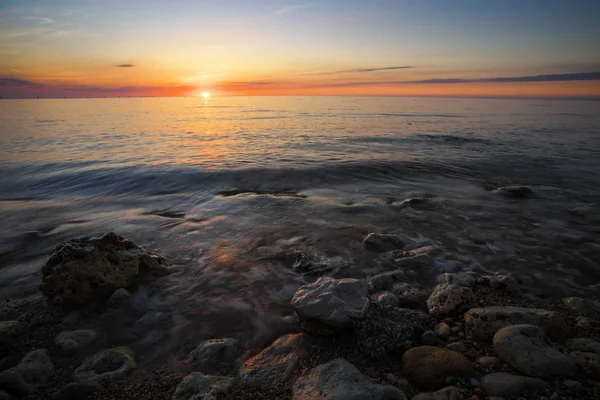 Belo pôr-do-sol sobre o oceano. Nascer do sol no mar — Fotografia de Stock