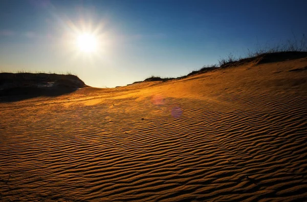 Paisagem do deserto com sol e céu azul. Areia texturizada dourada — Fotografia de Stock