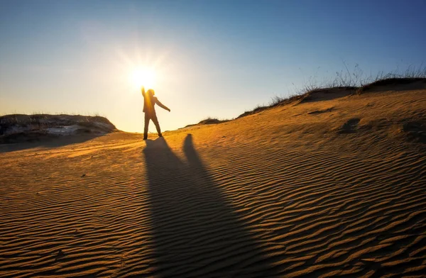 Man Tittar Solen Kvällen Hjälten Håller Solen Sin Hand Mäktiga — Stockfoto