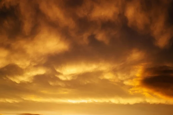 Gyönyörű viharos naplemente ég. Felhős elvont háttér. — Stock Fotó