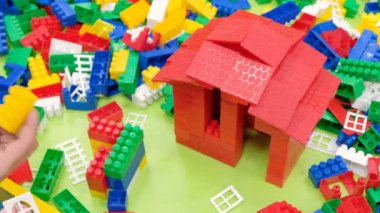 Baba ve oğul bir ev Oluşturucu birlikte inşa. Çok renkli bloklar olan bir oyun. inşaat çalışmaları