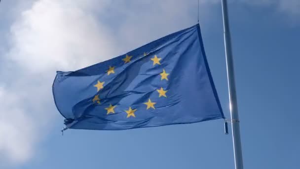 Bandeira Acenando Contra Céu Azul — Vídeo de Stock