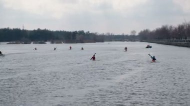 Kayak ve etkinlik gölde Kano. Bir göl su spor aktivitesi ile. Yarışma öncesi eğitim.