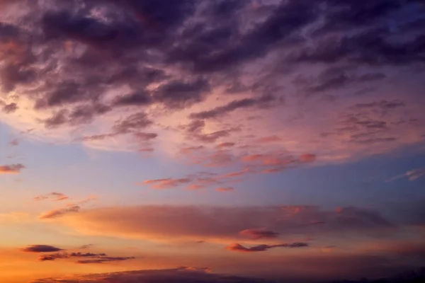 Bellissimo cielo tempestoso al tramonto. Nuvoloso sfondo astratto. — Foto Stock