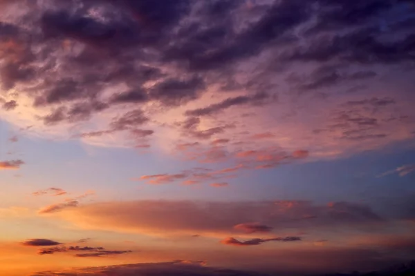 Vacker stormig solnedgång himmel. Molnigt abstrakt bakgrund. — Stockfoto