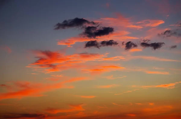 Ohnivé, oranžové a červené barvy západu slunce na obloze. Krásné pozadí — Stock fotografie