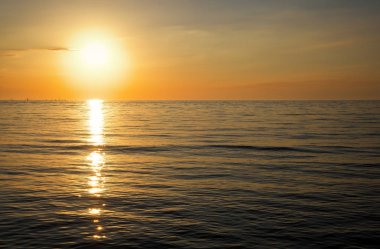 Okyanusun üzerinde güzel bir gün batımı. Denizde gün doğumu 