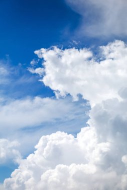 Mavi gökyüzünde kabarık bulutlar. Gökyüzü arka plan