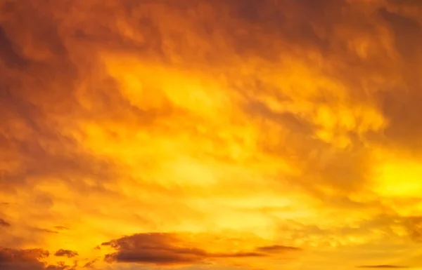 Hermoso cielo ardiente al atardecer. Fondo nublado abstracto . —  Fotos de Stock