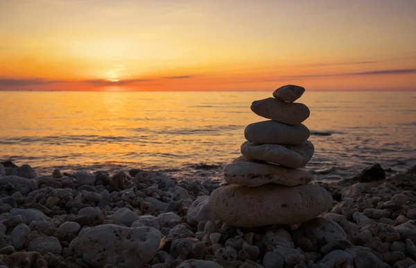 Pyramid of the small pebbles on the beach. Stones, against the b — Stock Photo, Image