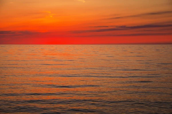 Schöner Sonnenuntergang über dem Ozean. Sonnenaufgang im Meer — Stockfoto