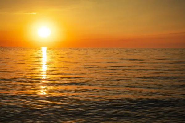 Prachtige zonsondergang boven de oceaan. Zonsopgang in de zee — Stockfoto
