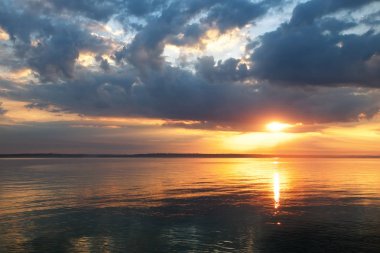 Sahilde gün batımının güzel sıcaklığı. Doğanın bileşimi