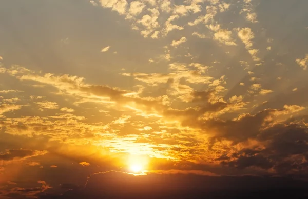 Belo Céu Por Sol Com Raios Sol — Fotografia de Stock