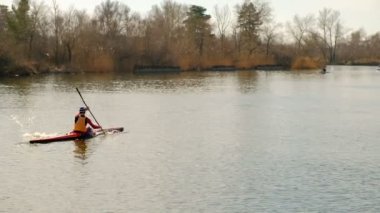 Gölde faaliyet Kayak. Yarışmadan önce eğitim. Bir göl su spor aktivitesi ile.